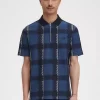 Polo da uomo con zip e scollo a V in tartan Glitch Polo da uomo con zip e scollo a V in tartan Glitch