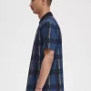 Polo da uomo con zip e scollo a V in tartan Glitch Polo da uomo con zip e scollo a V in tartan Glitch