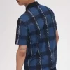 Polo da uomo con zip e scollo a V in tartan Glitch Polo da uomo con zip e scollo a V in tartan Glitch